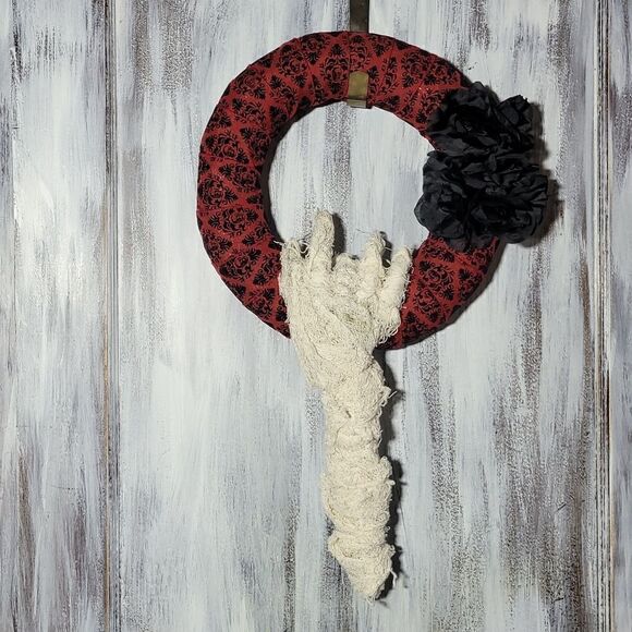 Victorian Mummy Hand Flower Wreath - Picture 14 of 16